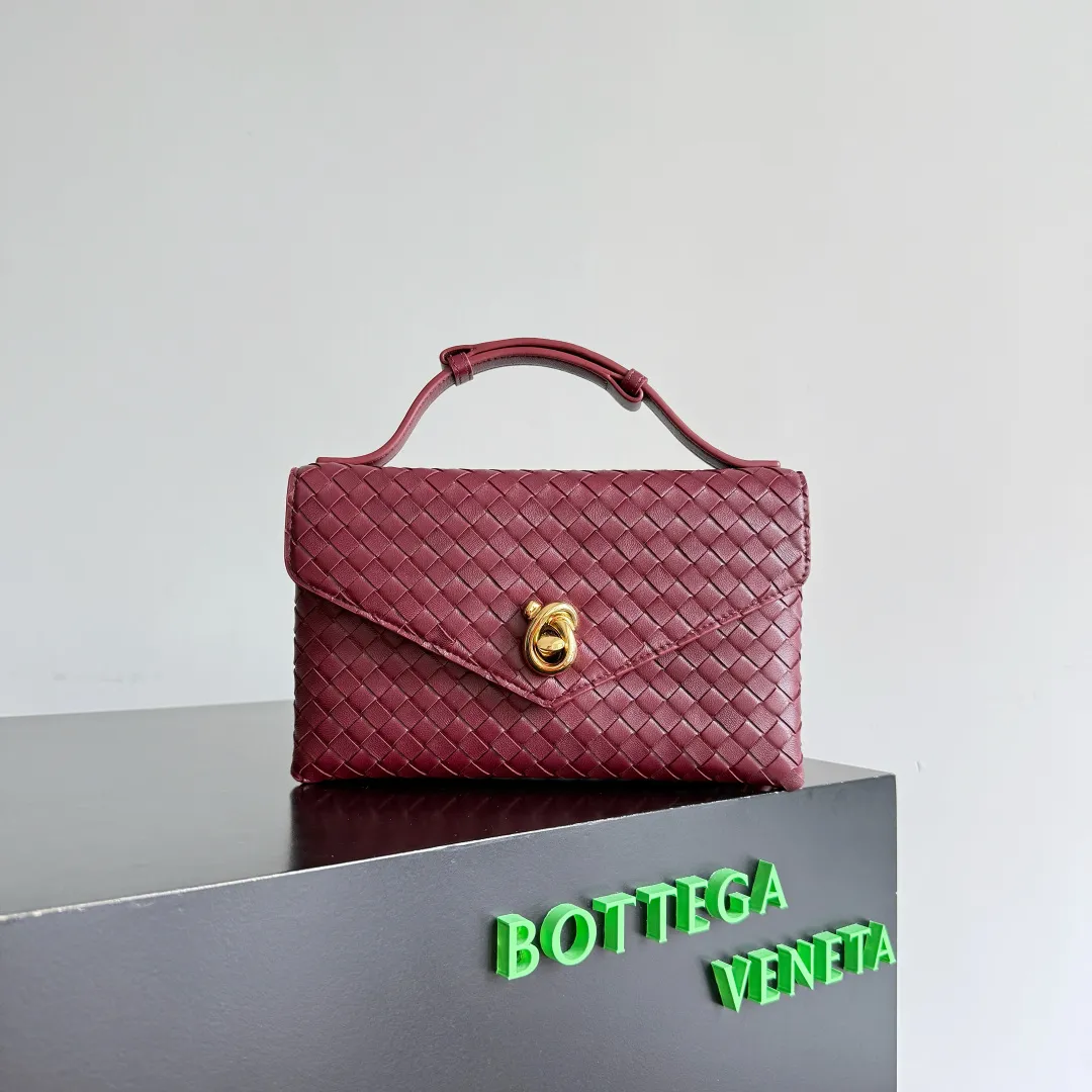Batch 1660 BOTTEGA VENETA 2025 new product KNOT LOCK crossbody bag subverts the rigid lines of traditional tote bags, using drapey leather to create a three-dimensional silhouette that breathes. It has compartments and multiple card slots inside, making it a versatile commuter bag that can be used in various occasions. The details are full of exquisiteness, the casual retro color tone, and the upper body are full of elegance. Whether you are commuting or going out on the street, you can easily hold it. The two carrying methods of hand-carrying and long shoulder strap are very practical! At the same time, the shoulder strap is detachable, suitable for various dressing styles~ Whether it is a dinner party or daily commuting, it can be easily controlled and becomes your versatile tool❤️ Style number: 817191 Size: 25*16*5.5cm